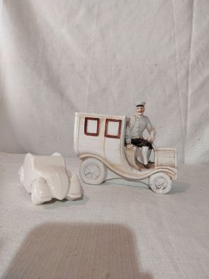une figurine représentant un homme dans une calèche
