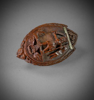 un gros plan sur une plaque en bois sur laquelle figure un cheval