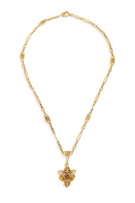 un collier en or avec un pendentif en forme de croix au bout d'une chaîne