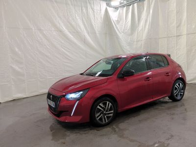 la photo d'une voiture rouge garée dans un garage