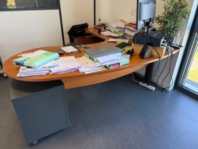 une photo d'un bureau recouvert de nombreux papiers