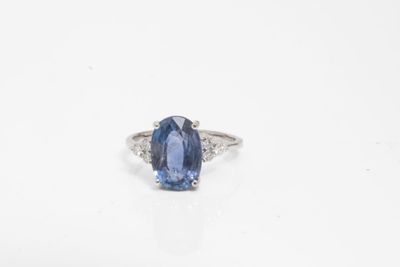 bague en saphir bleu et diamant sur fond blanc