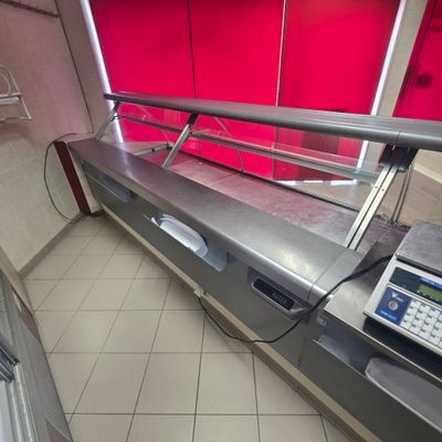 une photo d'une cuisine professionnelle avec un plan de travail et une balance