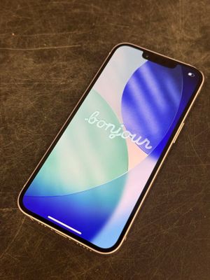 un gros plan d'un téléphone portable posé sur une table