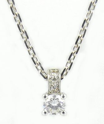 une image représentant un pendentif en diamant suspendu à une chaîne, sur fond blanc