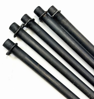 quatre poteaux métalliques noirs avec des vis et des écrous sur une surface blanche