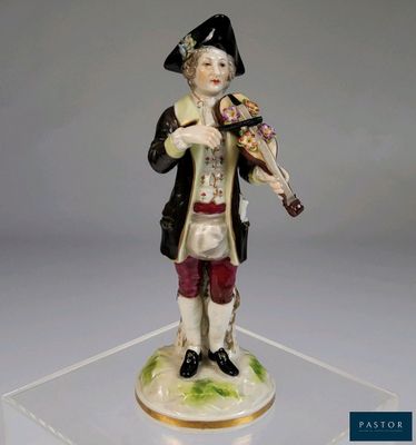 une image représentant une figurine d'un homme tenant un violon