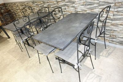 une table et des chaises dans une pièce aux murs en pierre