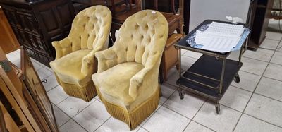 trois chaises et une table dans une pièce