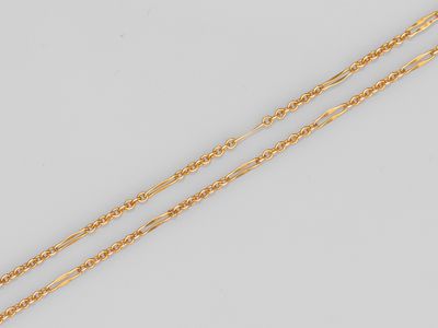 un collier en or 18 carats et une paire de boucles d'oreilles
