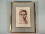 On voit le dessin du visage d'une femme dans un cadre doré