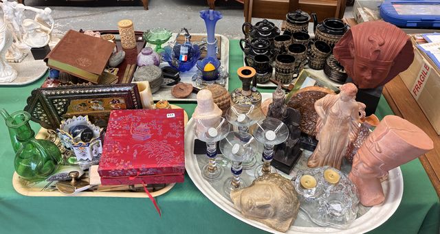5 plateaux de bibelots divers : vases, reproductions de sculpture...