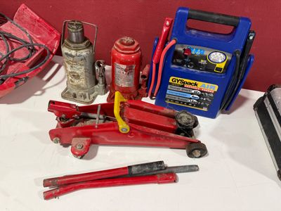 un grand nombre d'outils posés sur une table