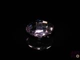 gros plan d'un diamant sur une surface noire