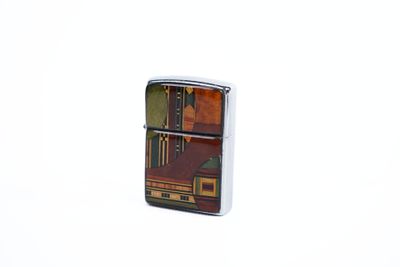 un briquet sur lequel est représenté un bâtiment