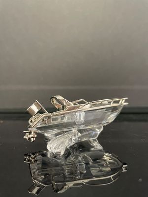 un bateau miniature posé sur une table