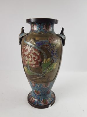 un vase posé sur une table