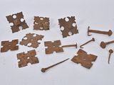 de nombreux morceaux de métal posés sur une table