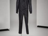 une image d'un costume sur un mannequin