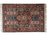 un tapis bleu et rouge sur fond blanc