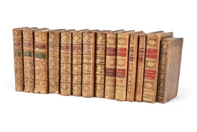 les livres sont alignés sur une surface blanche