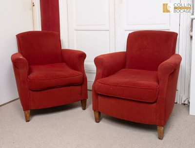 deux chaises rouges placées l'une à côté de l'autre dans une pièce