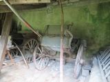 un vieux chariot posé au milieu d'une pièce