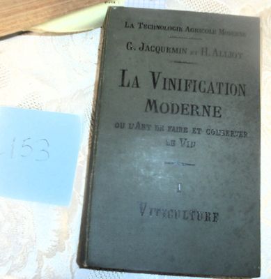 un livre posé sur une table, sur laquelle se trouvent un couteau et un repose-couteau
