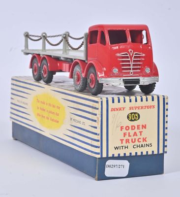 un camion jouet posé sur une boîte