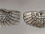 une paire d'ailes d'ange argentées sur fond blanc