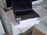 un ordinateur portable posé sur un bureau blanc