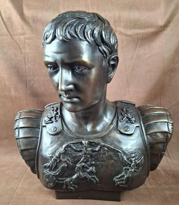 un buste en bronze représentant un jeune homme en armure