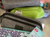 tout un tas de sacs différents posés sur une table