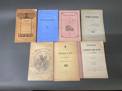 plusieurs vieux livres posés sur une table les uns à côté des autres
