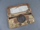 une petite boîte en bois contenant des pièces de monnaie, posée sur une table