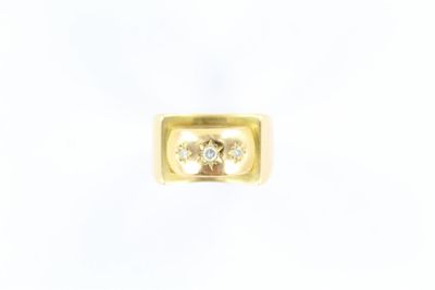 gros plan d'une bague en or avec un diamant au centre