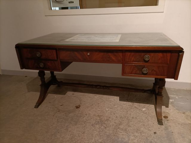 Bureau plat en acajou et placage d'acajou de style Anglais ouvran