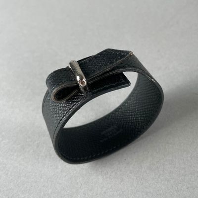 un bracelet en cuir noir orné d'une boucle en argent