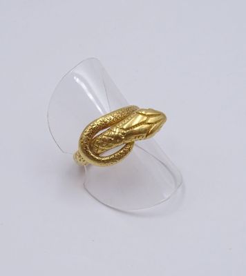 une image représentant une bague en or ornée d'une tête de serpent