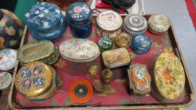 Lot de coffrets en verre émaillé, en porcelaine, en carton recouv...