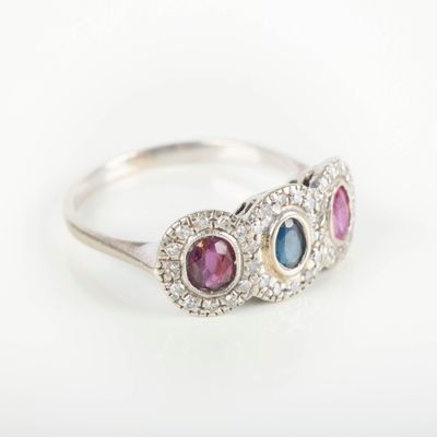 Bague en or gris composée centré d'un saphir entouré de deux… - Photo 1