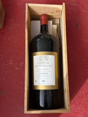 une bouteille de vin dans un coffret en bois posé par terre