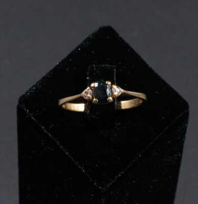 Bague en or 750/°°° ornée d'une pierre bleue épaulée de part…