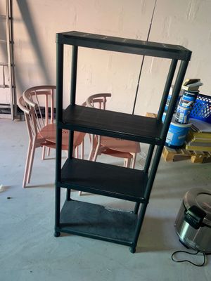 2 étagères en PVC noir ********* ENLEVEMENT le lundi 20 avri…