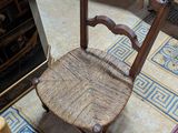 un fauteuil qui se trouve au milieu d'un salon