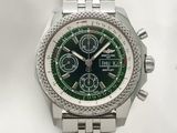 une montre avec un cadran vert et un bracelet argenté
