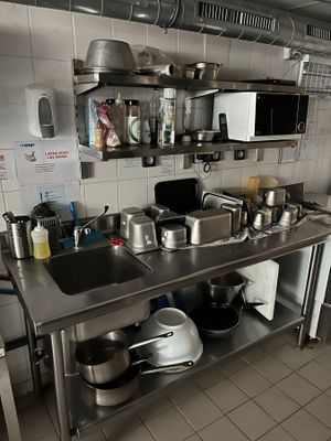 de nombreuses casseroles et poêles sur le comptoir de la cuisine