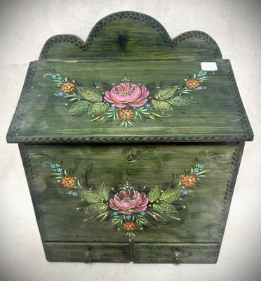 une image représentant une boîte en bois sur laquelle sont peintes des fleurs