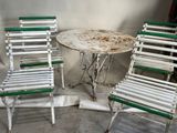 quatre chaises et une table posées sur le sol en béton