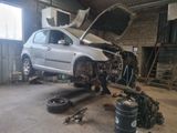 une photo d'une voiture en cours de réparation dans un garage